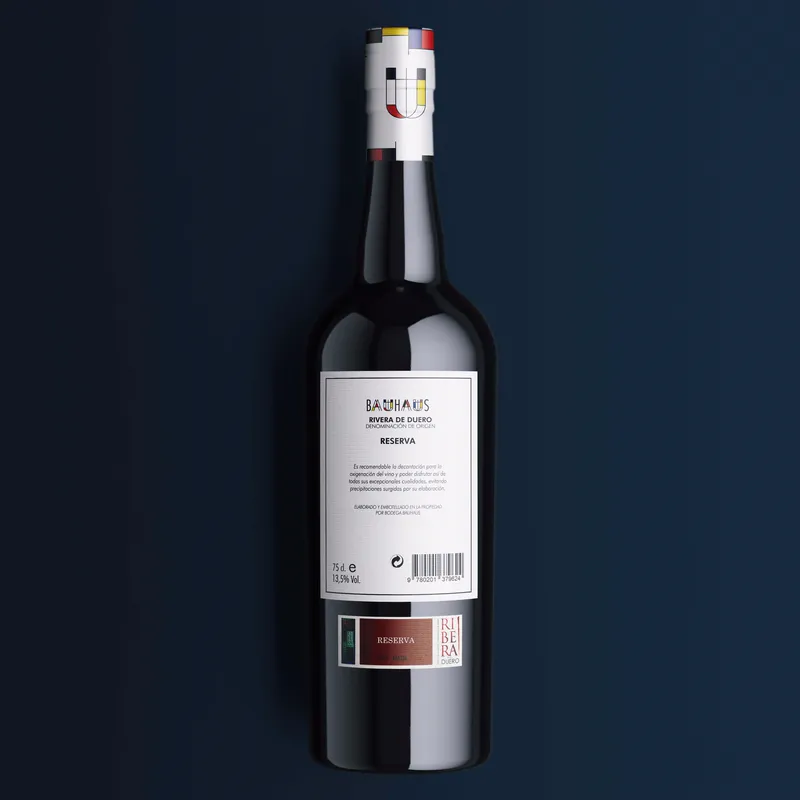 Botella Bauhaus por detrás: contraetiqueta con la información del vino y la «U» en la cápsula