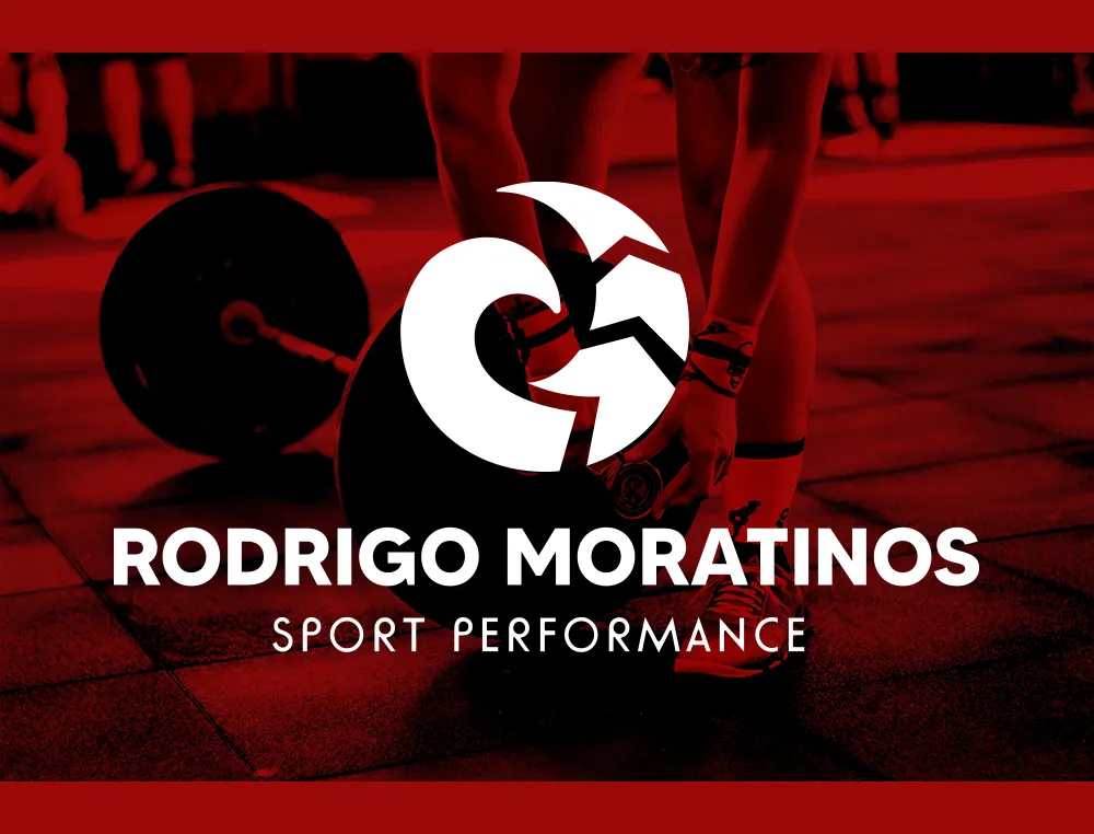 Versión en blanco del logotipo de Rodrigo Moratinos sobre fondo rojo